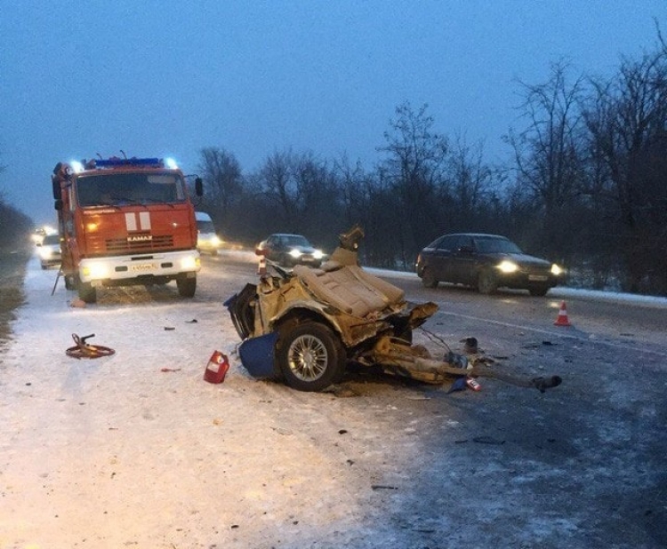 Авария в Симферопольском районе - Volkswagen Crafter разорвало пополам