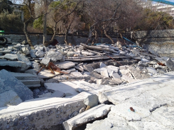 Море в очередной раз разрушило пляж и набережную санатория «Крым»