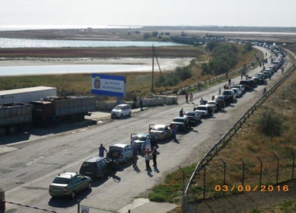 На границе Крыма снова очереди