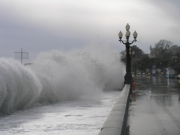 На южный берег Крыма обрушился 6-балльный шторм