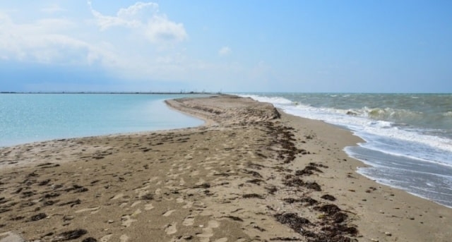 На западном побережье Крыма исчезают пляжи