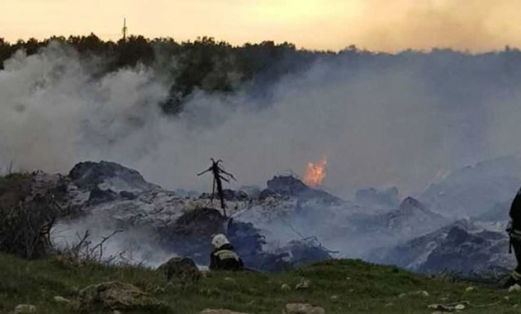 Несколько дней под Севастополем горит свалка (видео)