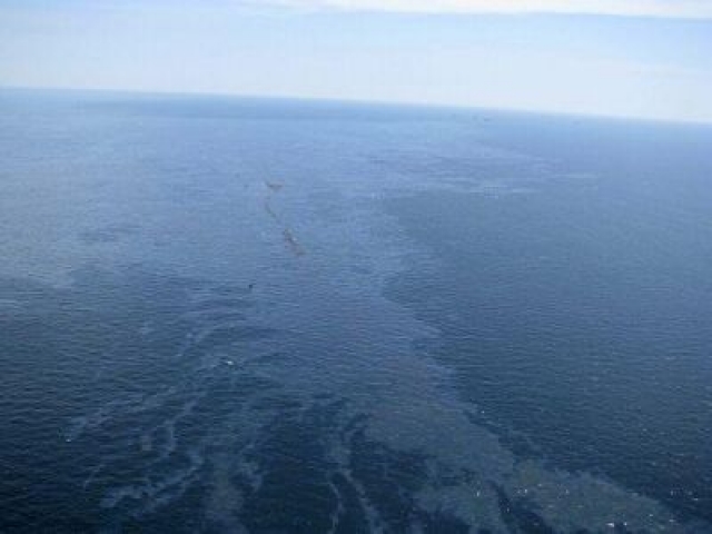 Огромное нефтяное пятно обнаружено у Черноморского побережья Крыма