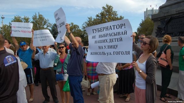 Противостояние в Севастополе: полицейские уступили жителям города