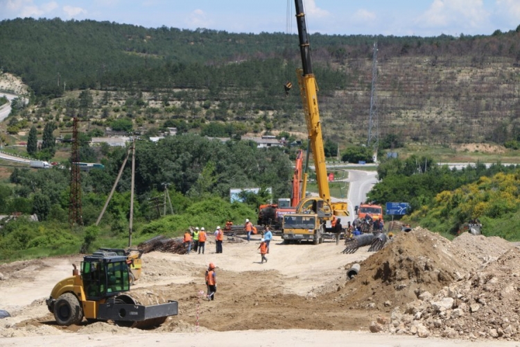 Рабочие, ремонтирующие Симферопольскую трассу, не уверены, что закончат ремонт в срок