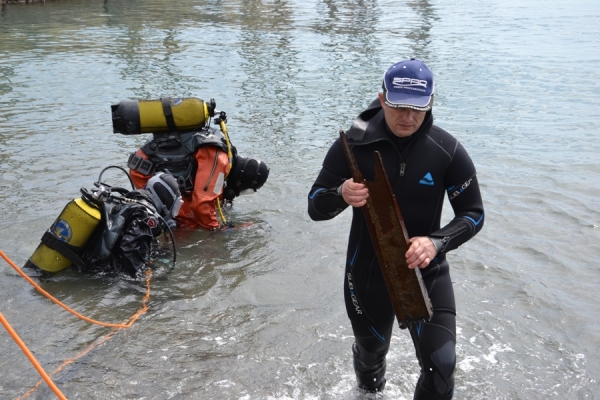 Спасатели обследуют крымские пляжи и морское дно возле них