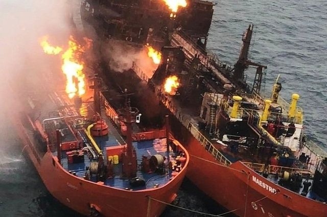 Спасатели признались – погасить пожар в море не получится