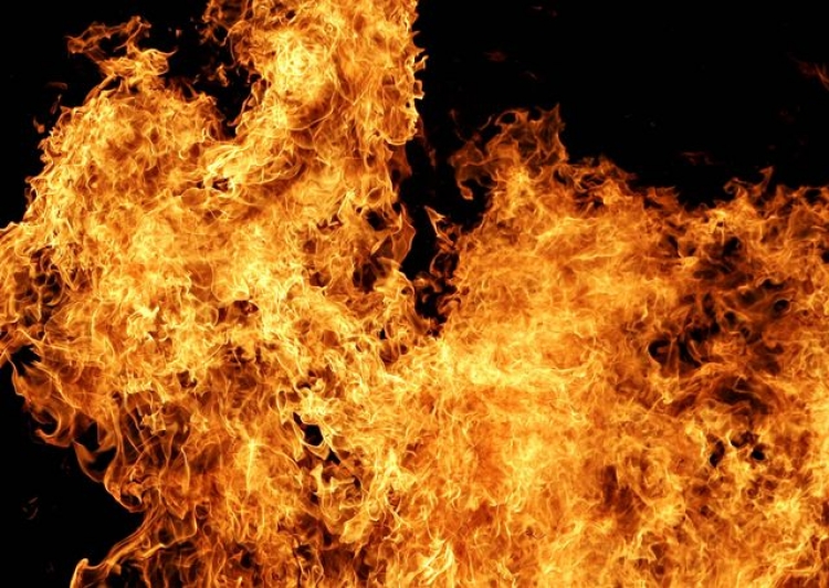 В киоске, объятом пламенем, едва не сгорели трое мужчин