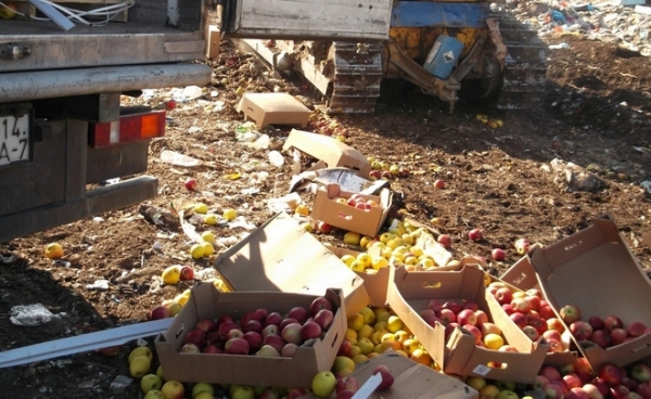 В Крыму раздавили очередную партию фруктов