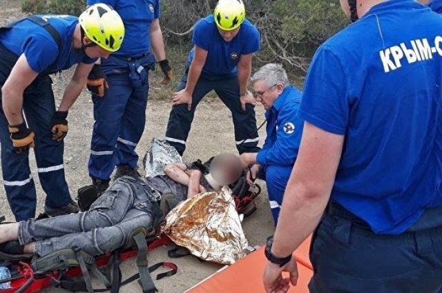 В Крыму спасли туриста, упавшего с 10-метровой высоты