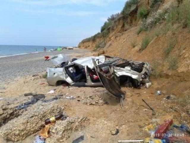 В Николаевке автомобиль сорвался с обрыва на дикий пляж