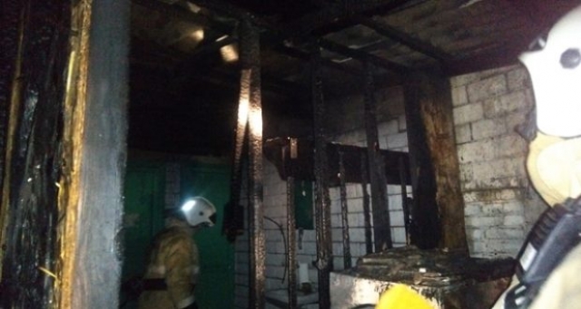 В Приморском горела хозпостройка – дом удалось спасти