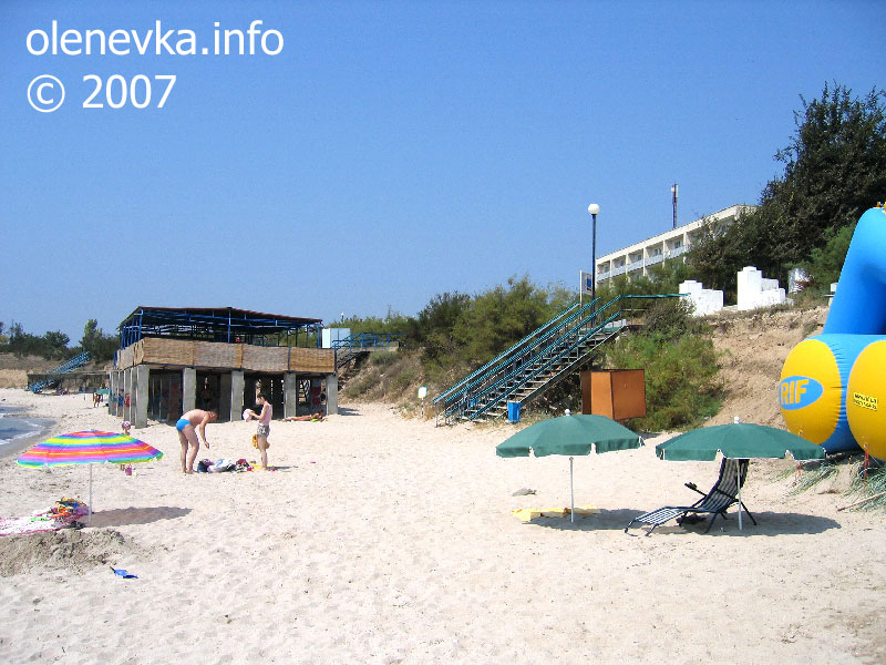 Металлическая лестница от пляжа к новому корпусу, поместье Попова в Оленевке.