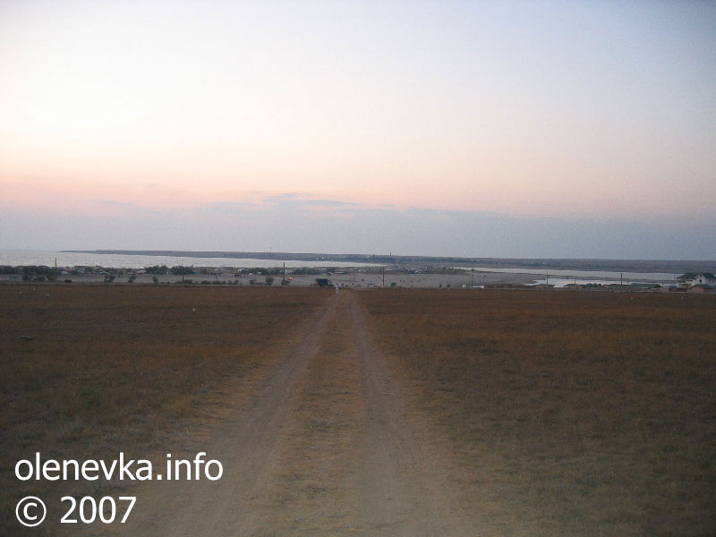 Оленевский пляж и лиманы после заката, маяк Оленевки