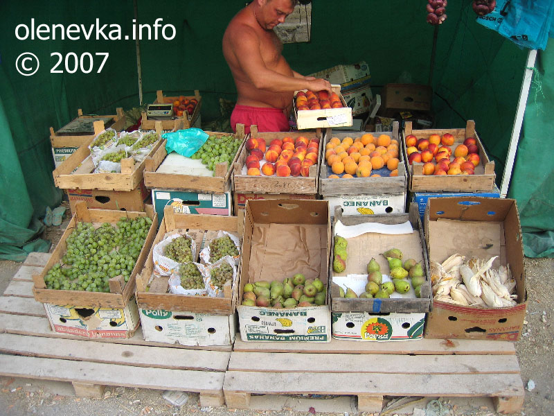 Персики и виноград, груши на рынке
