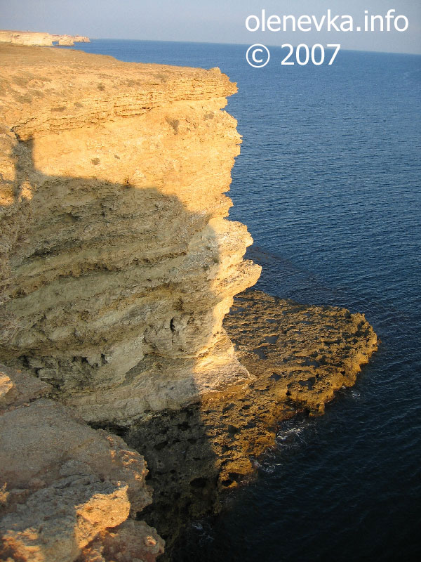 Скалы и море, маяк Оленевки