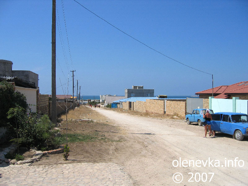 Обзор улицы Морская - вдалеке хорошо видно Чёрное море