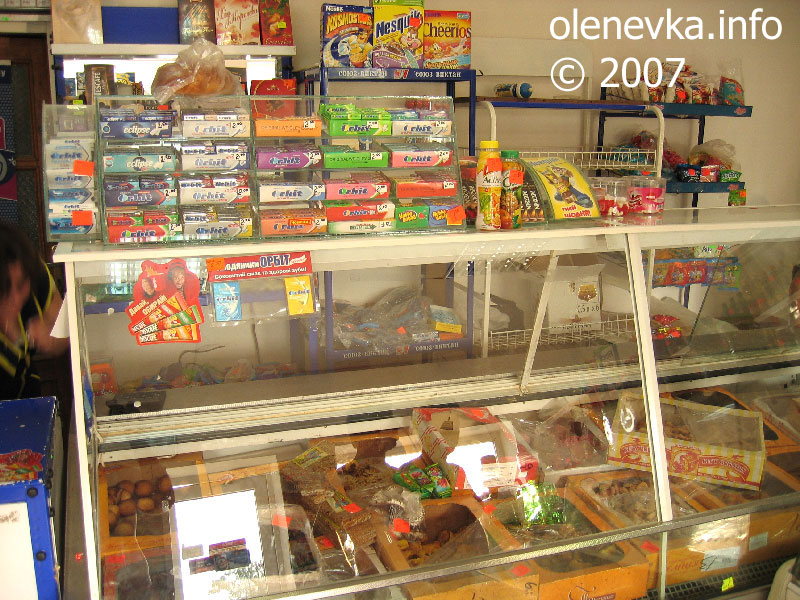 Жевательные резинки и бисквит в магазине возле кафе-бара Караджа