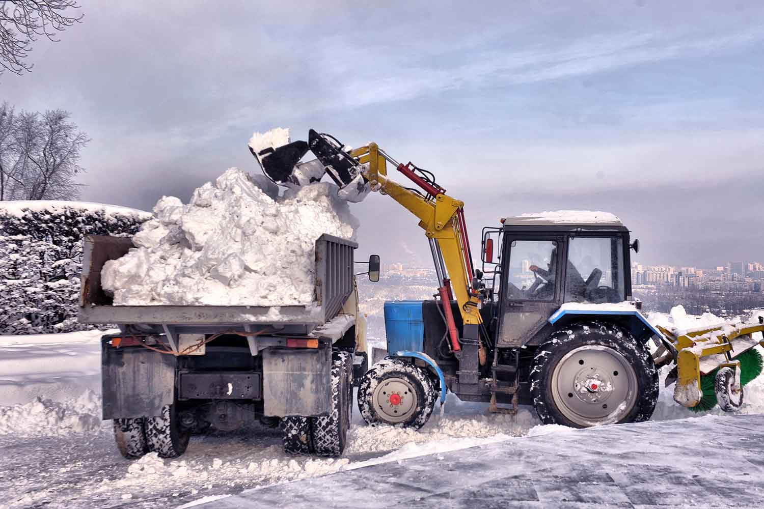 Вывоз снега путем аренды спецтехники в Москве