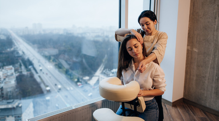 Экспресс-массаж в офисе: Забота о здоровье и повышение производительности сотрудников