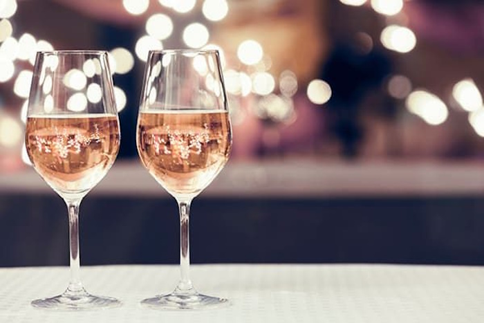 Вкус лета в каждом бокале: розовое игристое вино